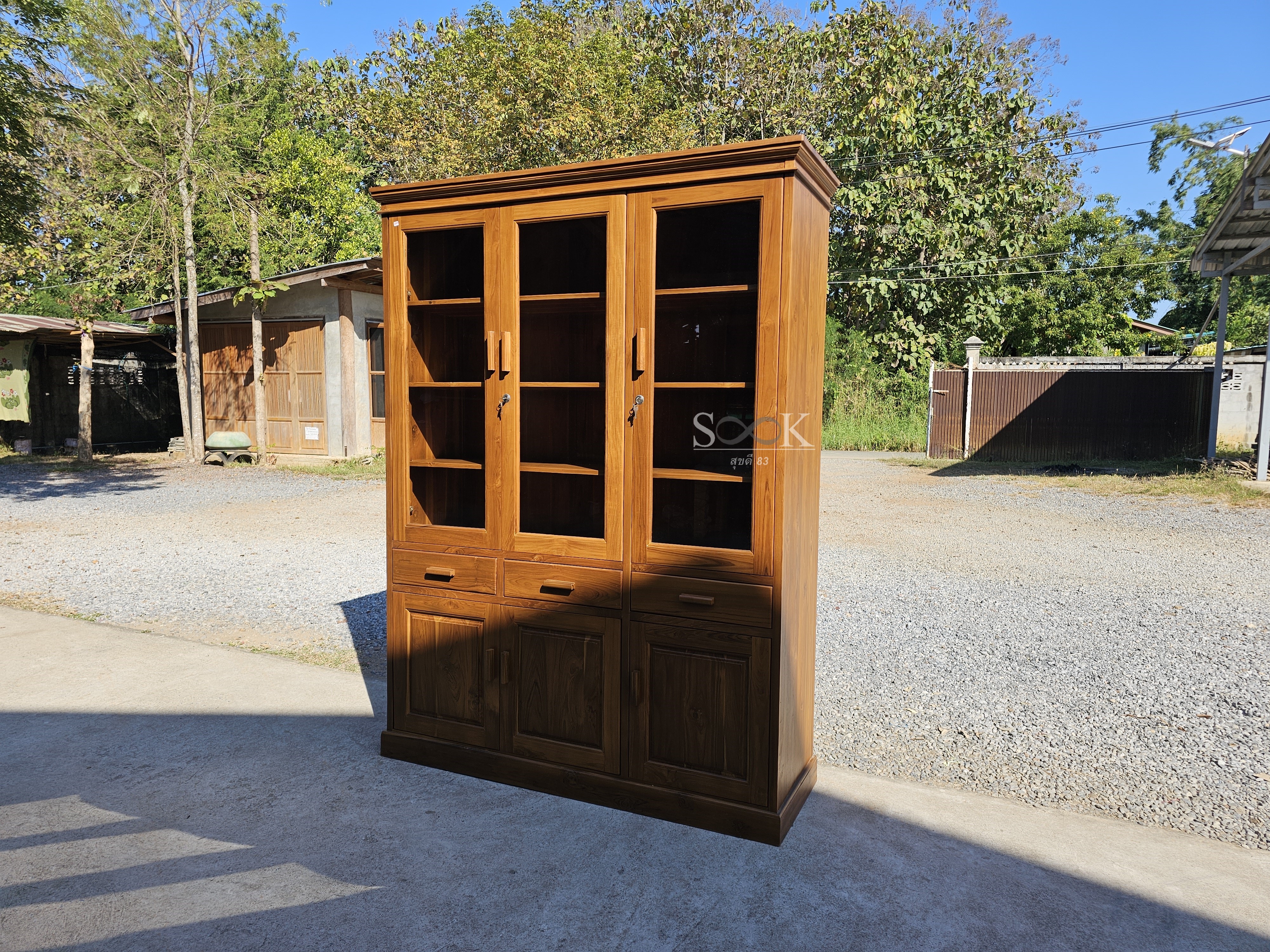 ตู้โชว์ 1.5 ม. บัวยื่น ขาทีบ