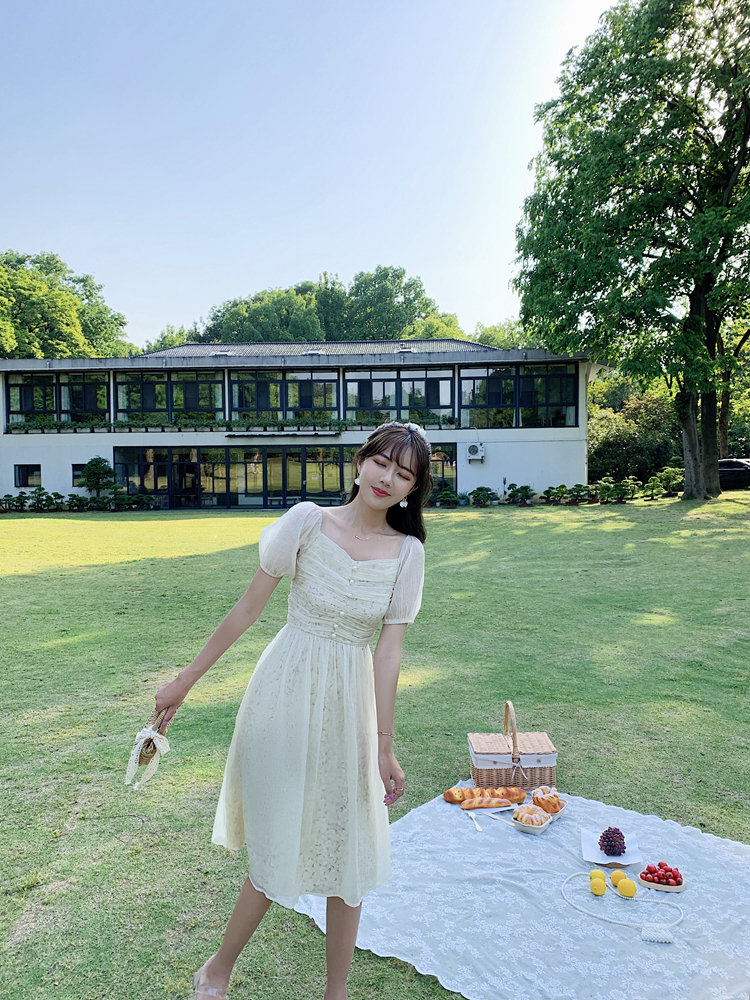 ชุดเดรสสีครีมสายหวาน ใส่เที่ยว หรือใส่ออกงานก็สวยค่ะ ส่งฟรี