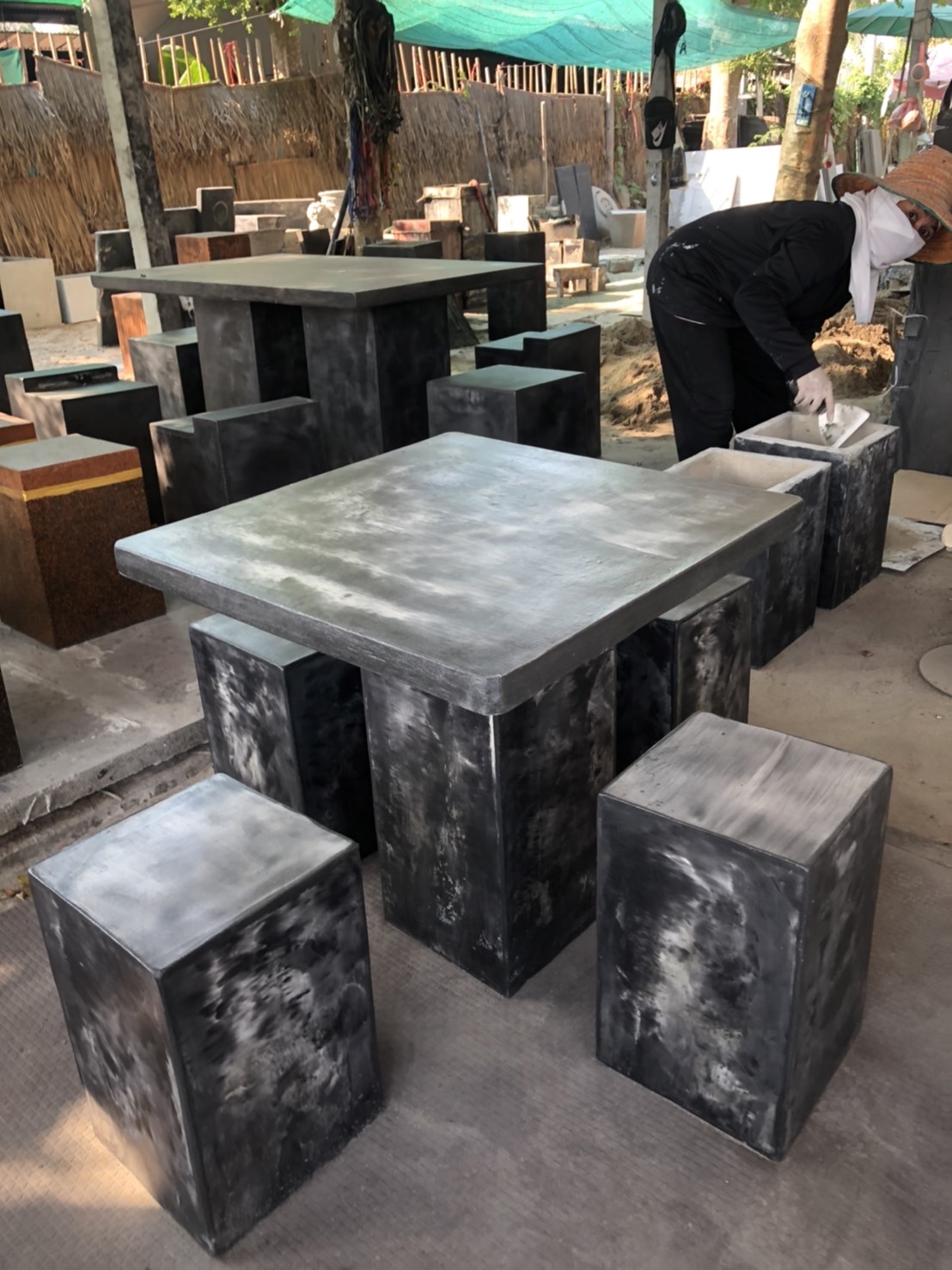 ชุดที่นั่งโต๊ะพร้อมเก้าอี้เล็กและใหญ่