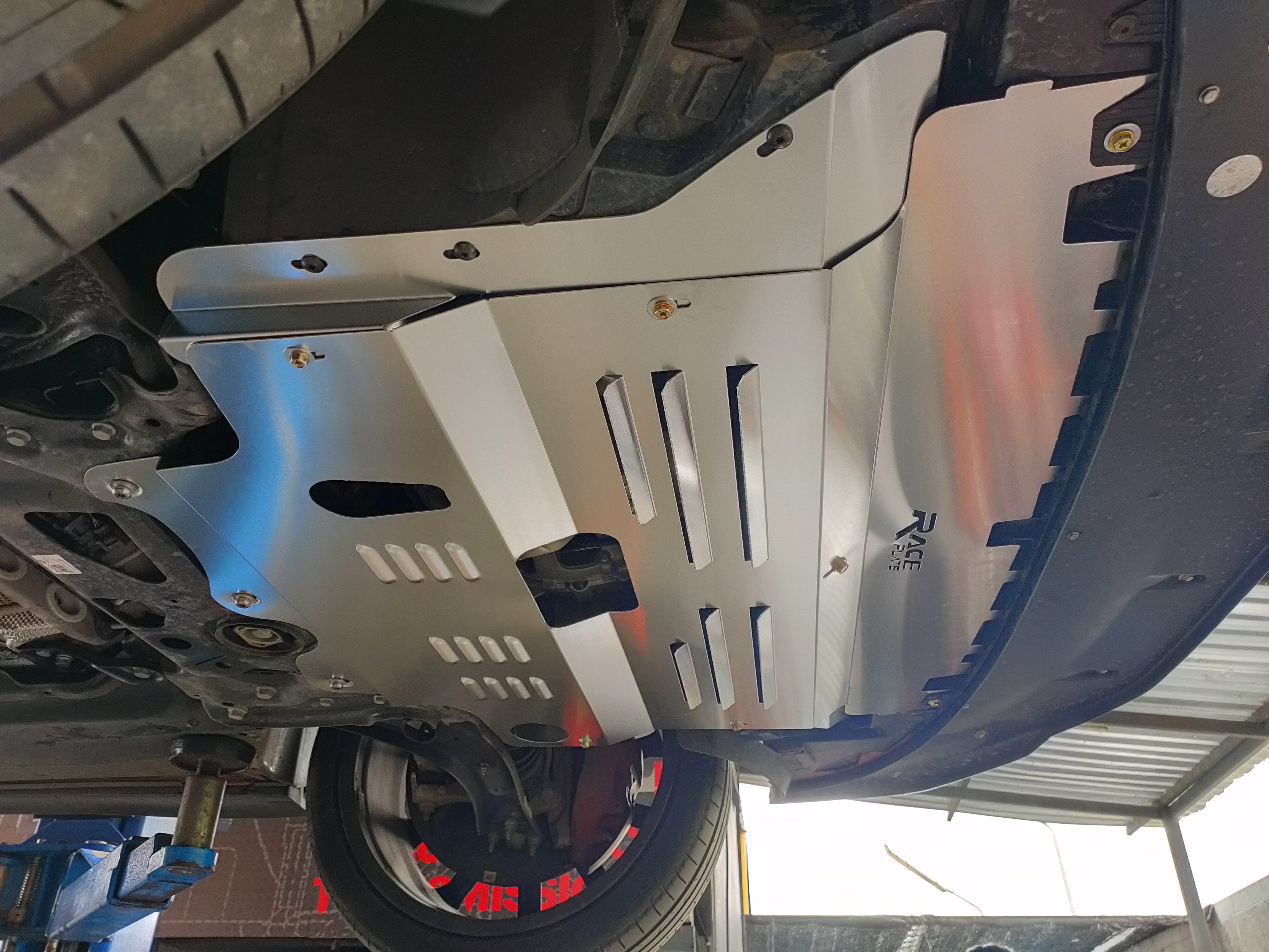 แผ่นปิดใต้ห้องเครื่องอลูมิเนียม Audi RS Q3 Raceplate_Undertray