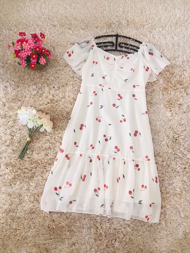 ชุดเดรสผ้าชีฟองเนื้อดี สีครีม พิมพ์ลาย cherry สีแดง น่ารักมากค่ะ ส่งฟรี ems