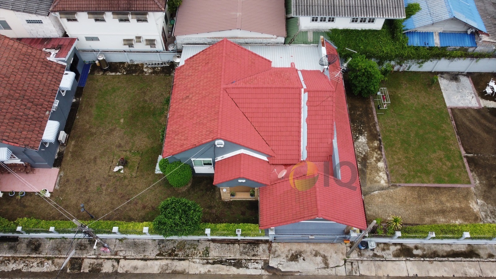 ขายที่ดิน พร้อมสิ่งปลูกสร้าง โฉนด 3 แปลง พร้อมบ้านเดี่ยวชั้นเดียว สองหลัง ในหมู่บ้านปลาทอง ศรีนครินทร์