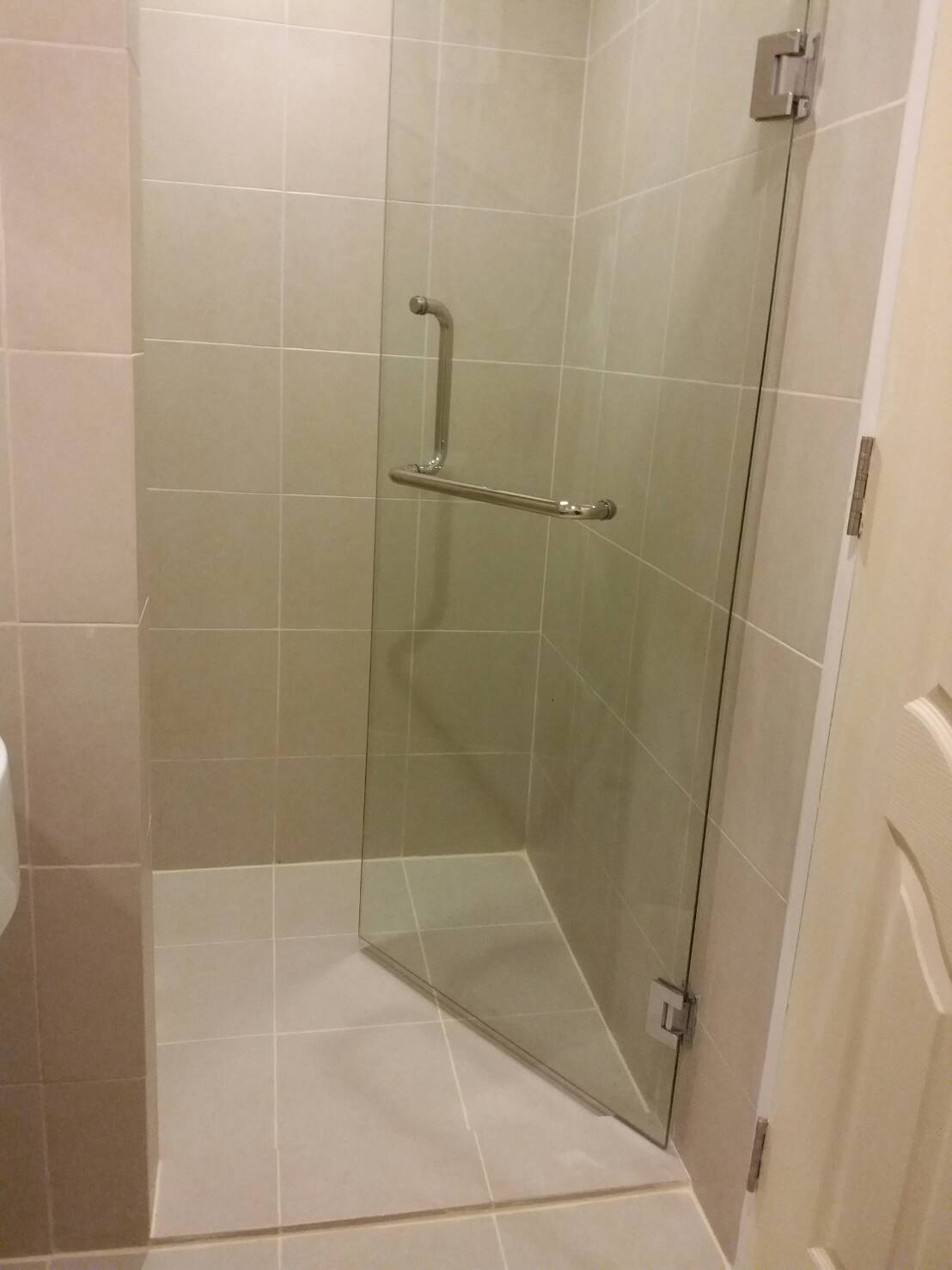 กระจกกั้นห้องอาบน้ำ