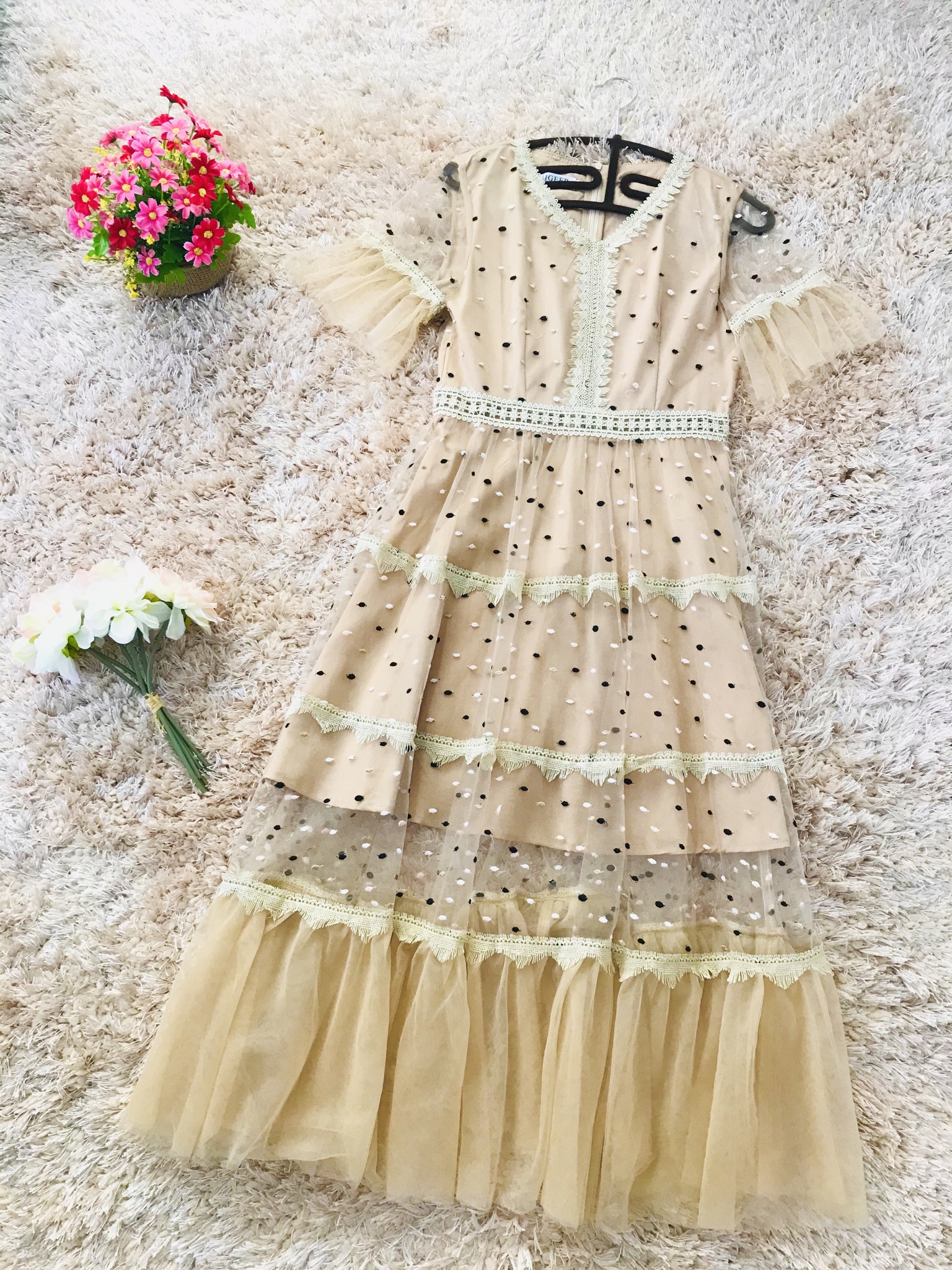 ชุดเดรสยาวสีครีม ผ้าโปร่งปักด้ายสีทอง ชมพูและสีดำลายวงรีเล็กๆๆ ส่งฟรี