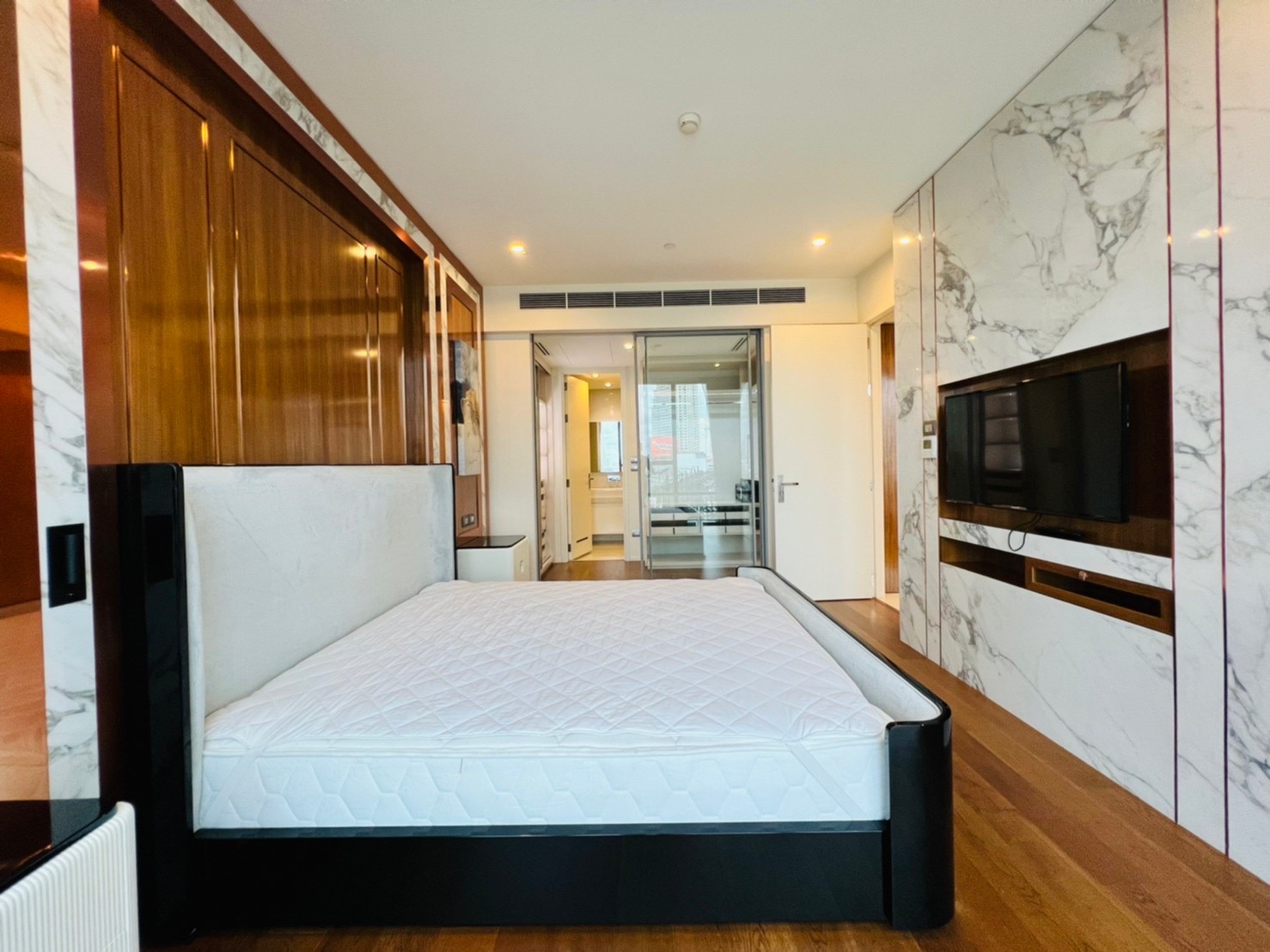 ขายคอนโดสุดหรู เดอะ แบงค็อก สาทร 1 ห้องนอนขนาดใหญ่