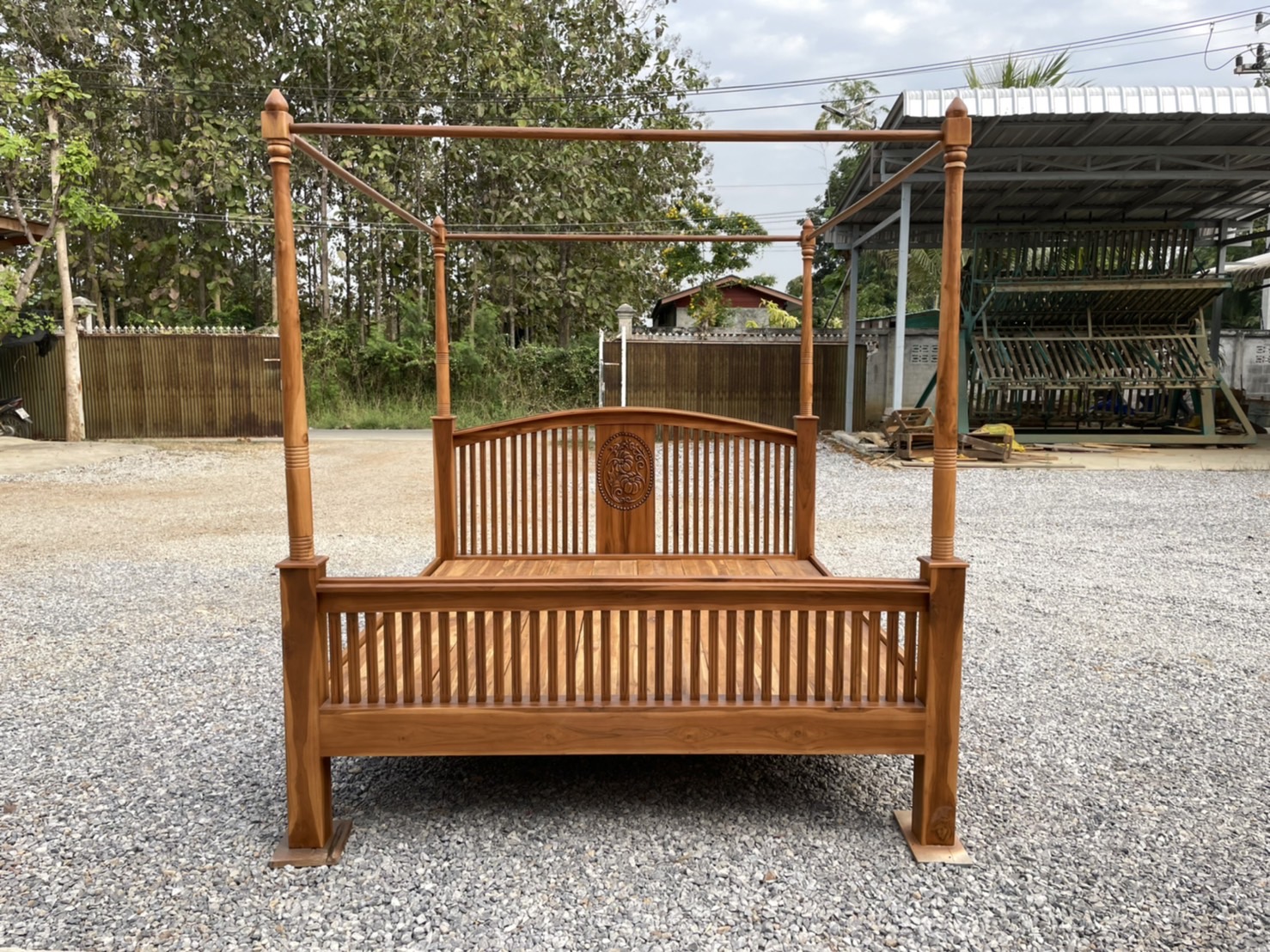 เตียงเสามุ้งหัวโค้งซี่แกะลาย