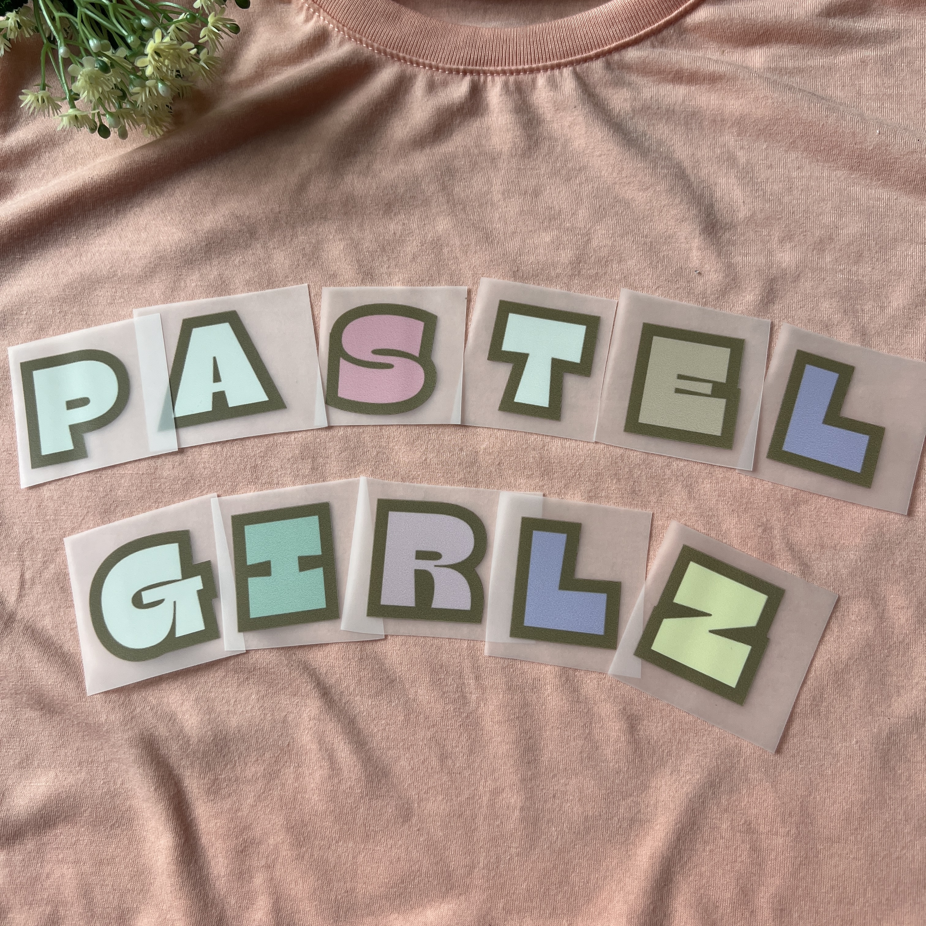 ตัวรีดติดเสื้อ ตัวรีดตัวอักษร สุดคิวท์ สีลูกกวาด พาสเทล แบบสติกเกอร์ รีดแล้วลอก สกรีนลาย ตัวรีดDFT DTF