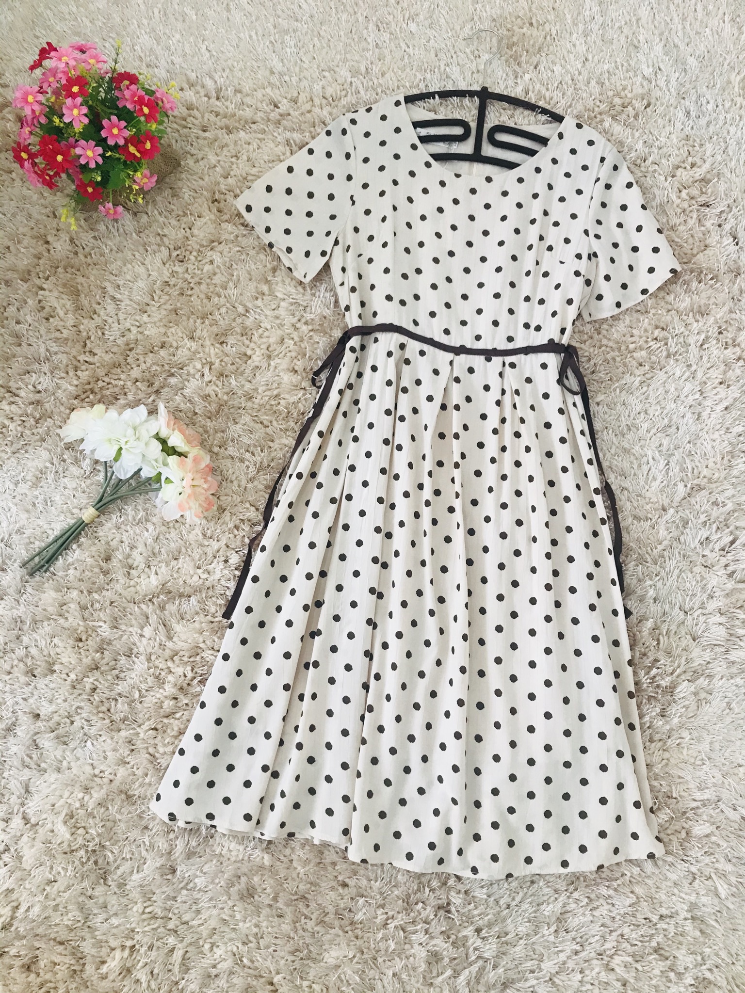 ชุดเดรสใส่ทำงานผ้าโพลีเอสเตอร์ผสมสีครีม ลายจุดสีน้ำตาล ส่งฟรี ems