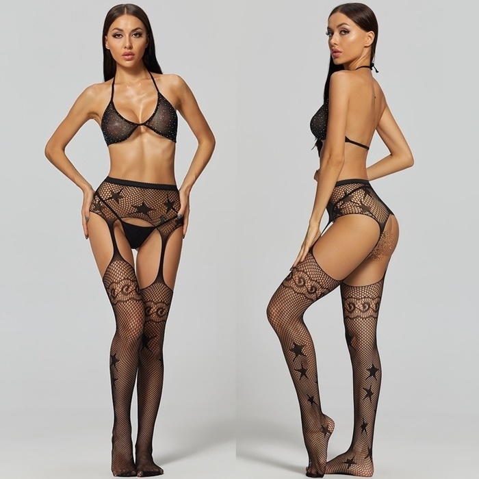 K160 ชุดชั้นในตาข่ายสีดำเซ็กซี่ ตัวชุดประกอบไปด้วยถุงน่องตาข่ายยาวระดับเอวมีลวดลายตามรูป จีสตริงผ้าสีดำ และ บราตาข่ายประดับเพชรเม็ดเล็กๆตามรูปนางแบบเลยค่ะ