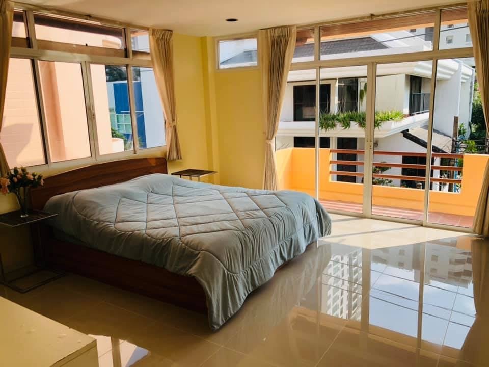 ให้เช่า บ้านเดี่ยว ซอย สุขุมวิท ขนาด 31 400 ตรม. 40 ตร.วา 4 ห้องนอน 5 ห้องน้ำ 4 ชั้น จอดรถได้ 2 คัน มีสวนข้างบ้าน ใกล้ BTS พร้อมพงษ์
