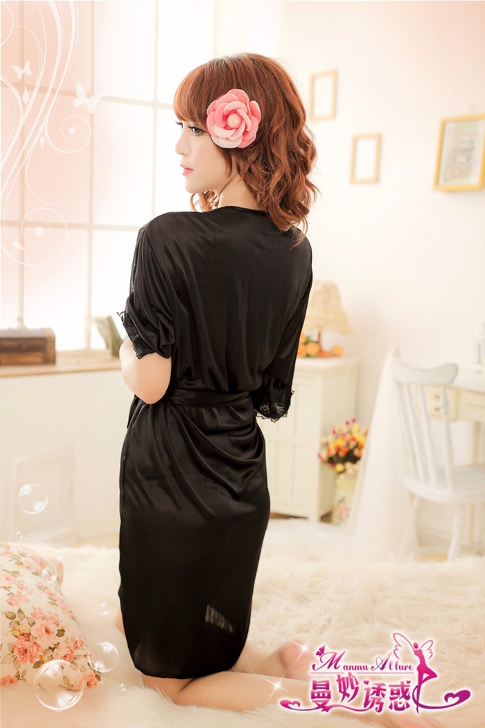 N196 ชุดนอนเซ็กซี่เป็นชุดยาวผ้ามันความยาวกำลังดีไม่สั้นไปหรือยาวไป ชุดตัวในด้านหน้าแต่งด้วยผ้าลูกไม้สีดำใช้สายคล้องไหล่ เสื้อคลุมตัวนอกยาวราวๆหัวเข่าแต่งขอบด้วยลูกไม้สีดำตามภาพค่ะ ***รหัสนี้แยกขายตัวในและตัวนอก ตัวในหุ่นใส่สบายๆยืดขยายได้อีกพอสมควร