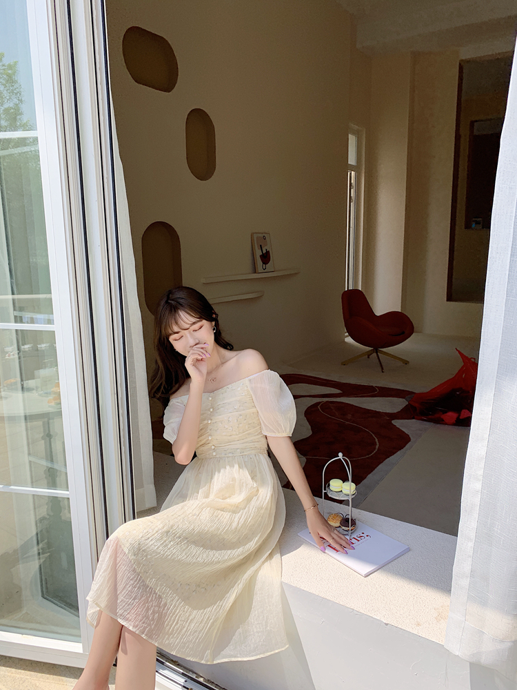 ชุดเดรสสีครีมสายหวาน ใส่เที่ยว หรือใส่ออกงานก็สวยค่ะ ส่งฟรี