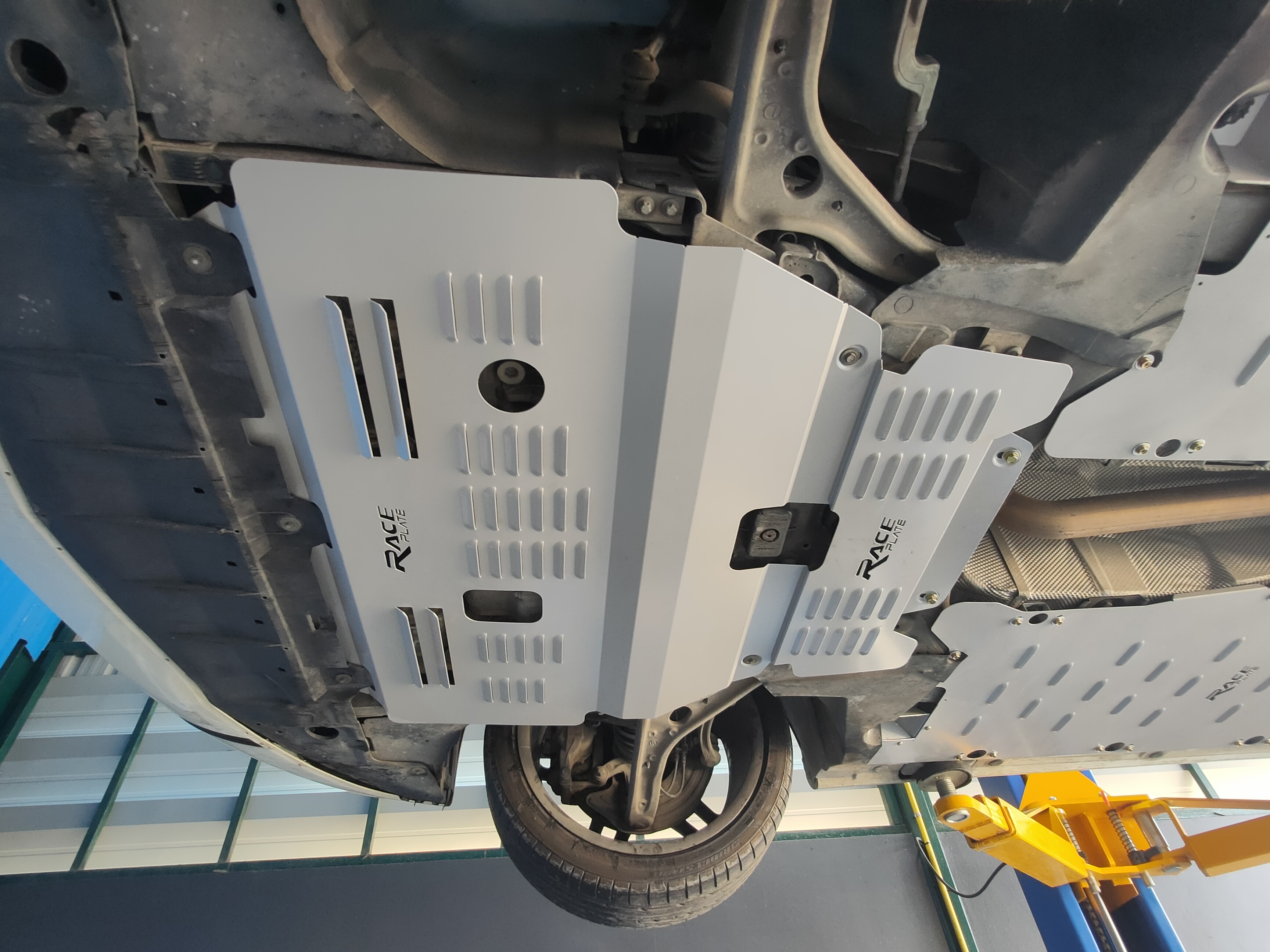 แผ่นปิดใต้ห้องเครื่องอลูมิเนียม Mercedes Benz CLA, GLA, A-Class Raceplate_Undertray