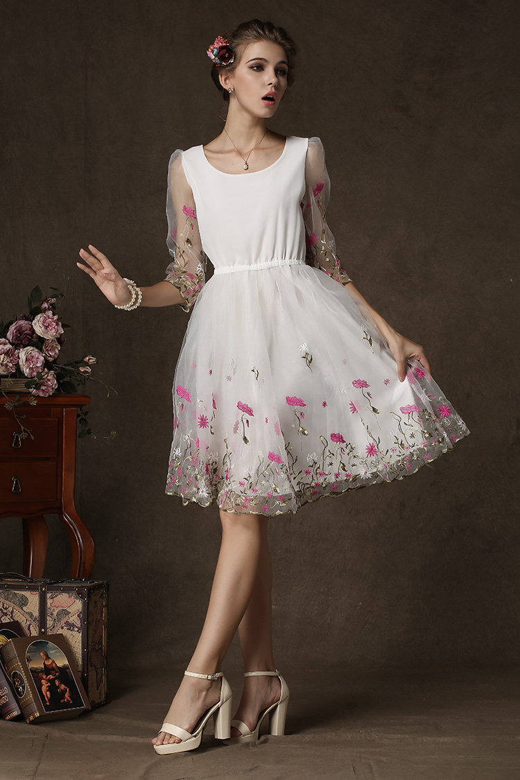 เดรสผ้าชีฟองเนื้อดีสีขาว กระโปรงเย็บซ้อนด้วยผ้าไหมแก้วสีขาวปักลายดอกไม้สีชมพู ems