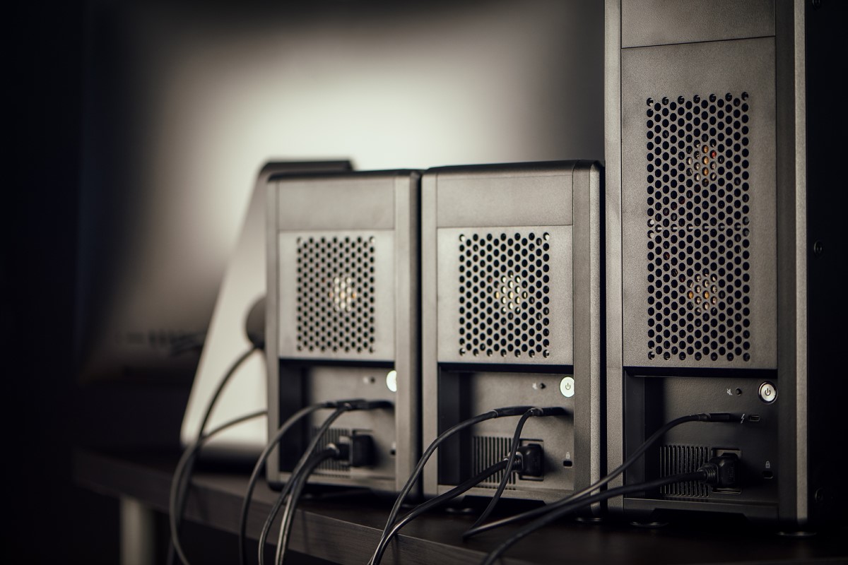 G-RAID SHUTTLE 4 (SDPH34H) Enterprise-class 4-bay External Hard Drive; Thunderbolt3 and USB-C; hardware RAID; up to 1000MB/s read SanDisk Professional