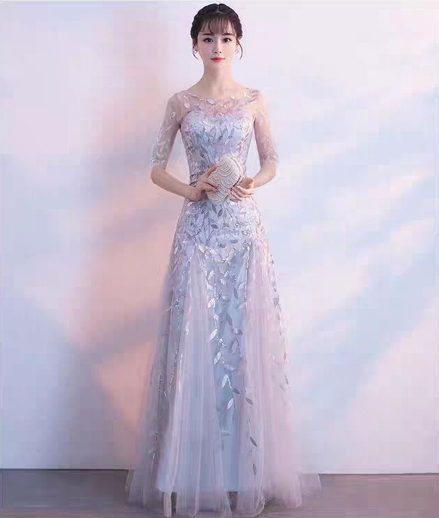 ชุดราตรีสีเทาเงิน ผ้าลูกไม้ปักลายใบไม้แต่งด้วยเหลือบดิ้น ส่งฟรี ems