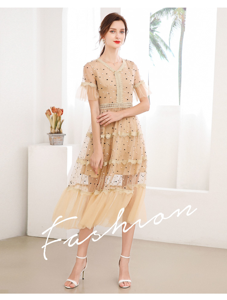 ชุดเดรสยาวสีครีม ผ้าโปร่งปักด้ายสีทอง ชมพูและสีดำลายวงรีเล็กๆๆ ส่งฟรี