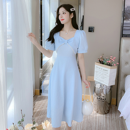 ชุดเดรสสีฟ้า ดีไซน์สวยหวาน หน้าอกเสื้อเย็บเป็นรูปโบว์ แต่งด้วยแถบมุกสีขาว ส่งฟรี