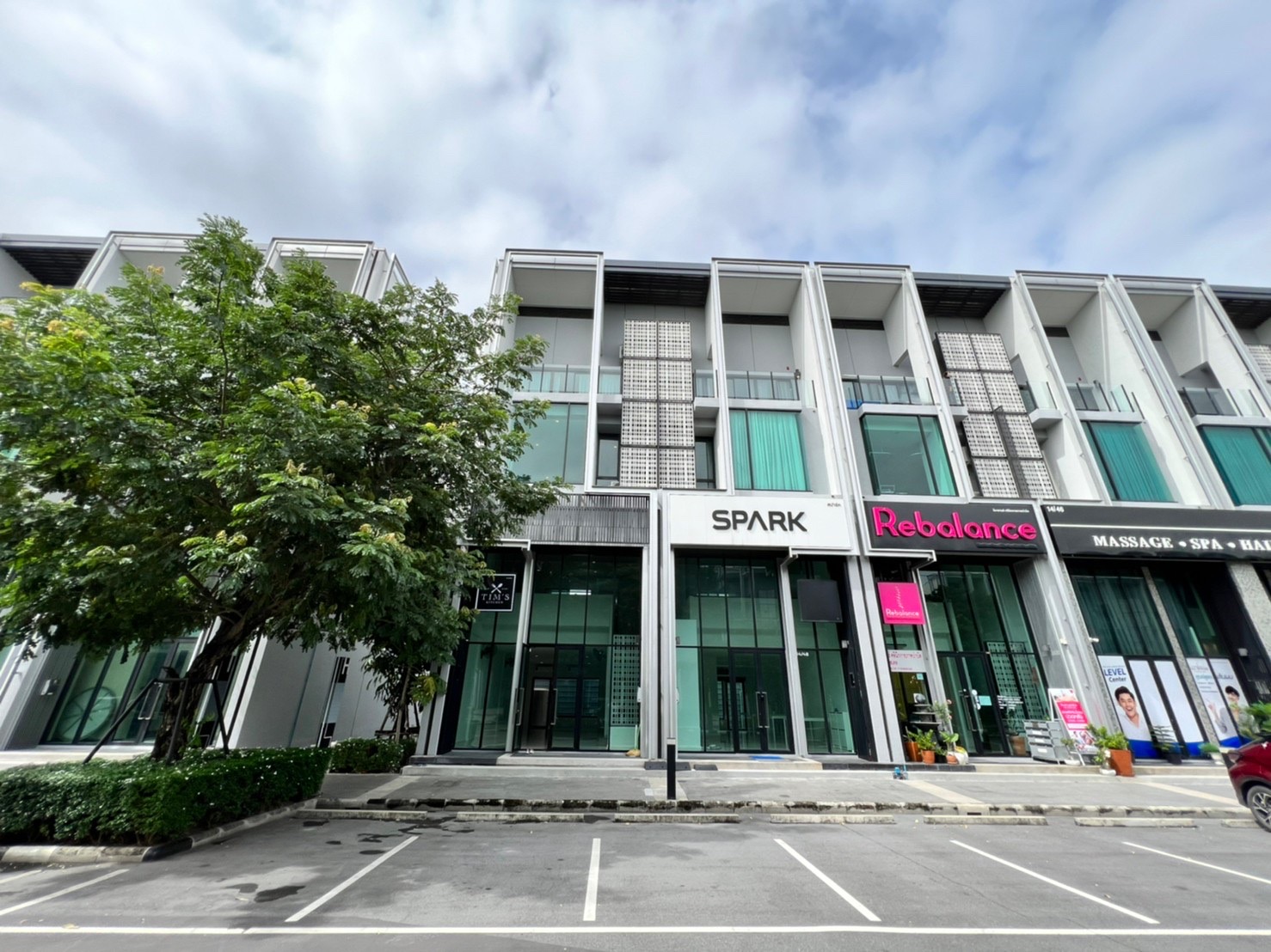 ขายโฮมออฟฟิศ สูง 3 ชั้นครึ่ง 2 คูหา หลังมุม ในโครงการ Cascade Bangna บนทำเล ถนน บางนา-ตราด กม.5 ขาเข้าถนนสุขุมวิท