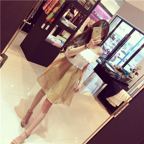 เดรสเกาะอกผ้าถัก ตัวเสื้อสีขาว เกาะอก คล้องมาที่แขน ส่งฟรี ems