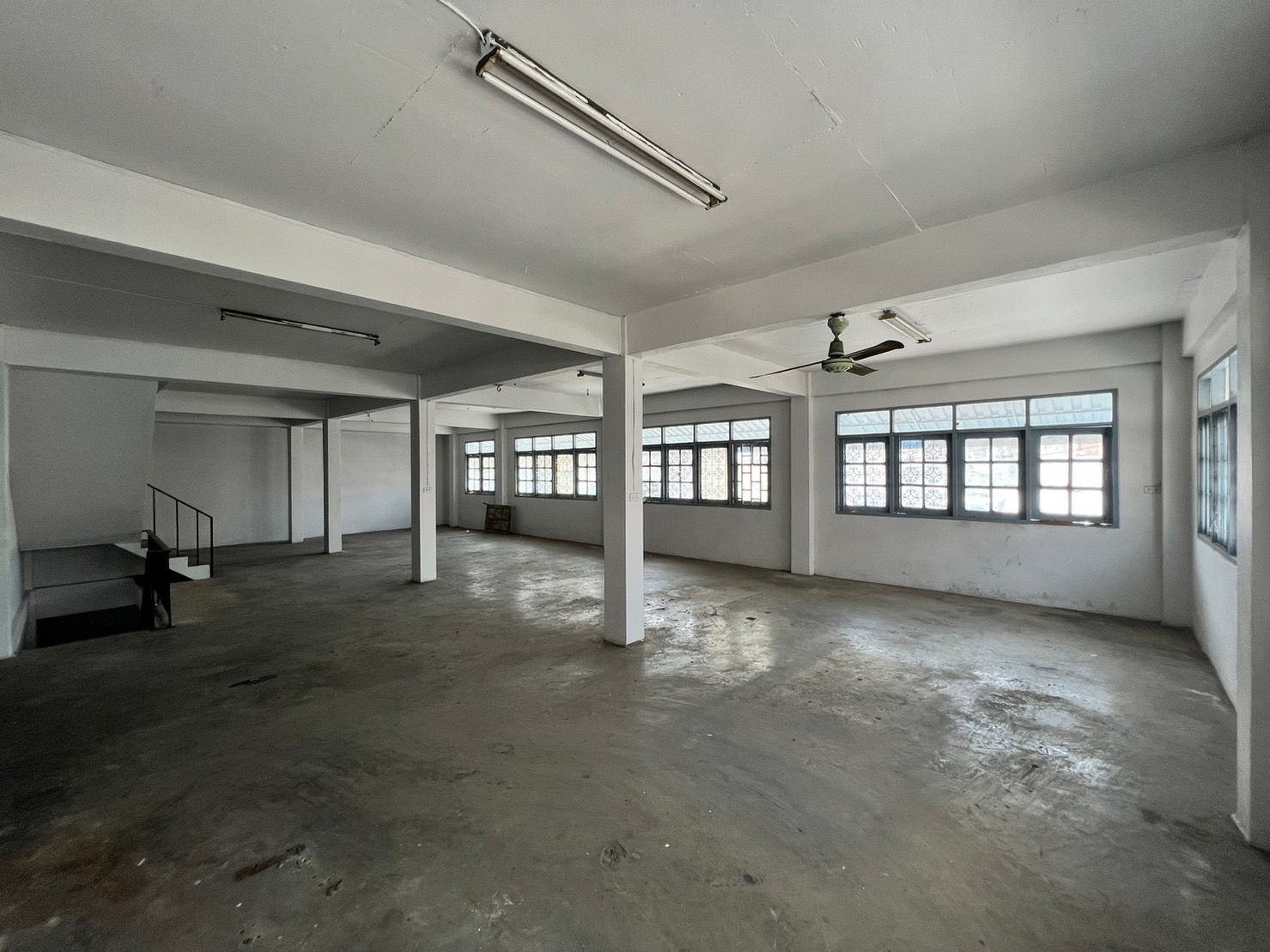 ขาย/ให้เช่า อาคารพาณิชย์ 3 คูหา 4 ชั้นครึ่ง ตั้งอยู่พระราม 3 ซอย 19