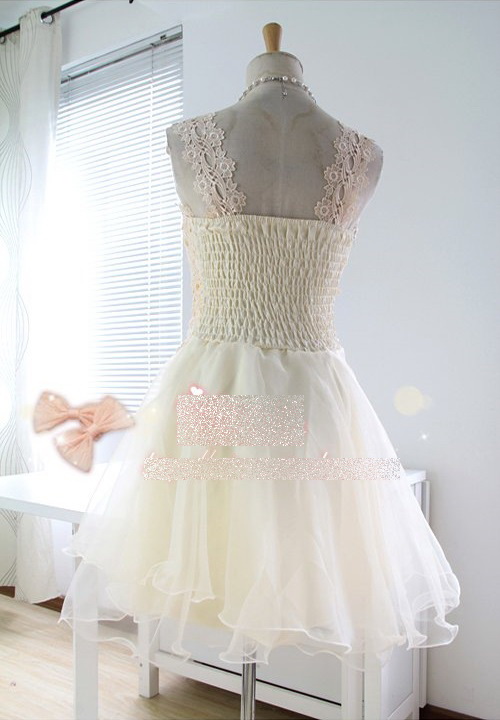 ชุดเดรสสีครีม แขนกุด ตัวเดรสผ้าถักลายดอกไม้สีครีม แต่งด้วยมุกที่หน้าอกเสื้อให้เป็นรูปดอกไม้ ส่งฟรี ems