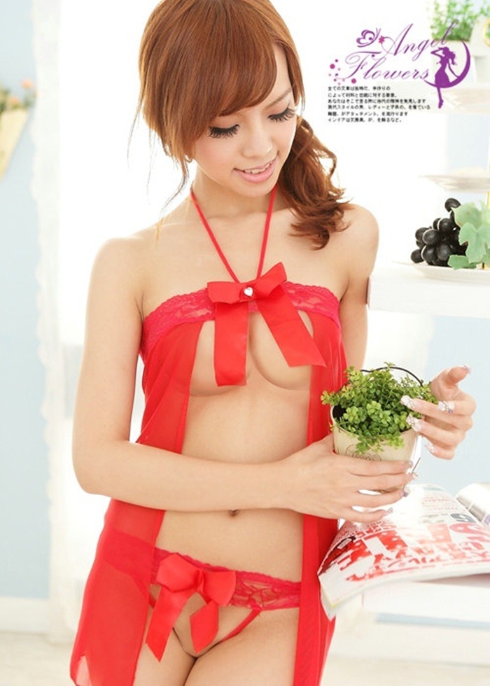 N340 ชุดนอนเซ็กซี่ ชุดนอนอีโรติกเป็นผ้าซีทรูแบบผ่าหน้าตรงกลางหน้าอกประดับโบว์ สวมใส่โดยใช้สายผูกคล้องคอมาพร้อมจีสตริงลูกไม้ดีไซน์แรงๆตามรูปค่ะ