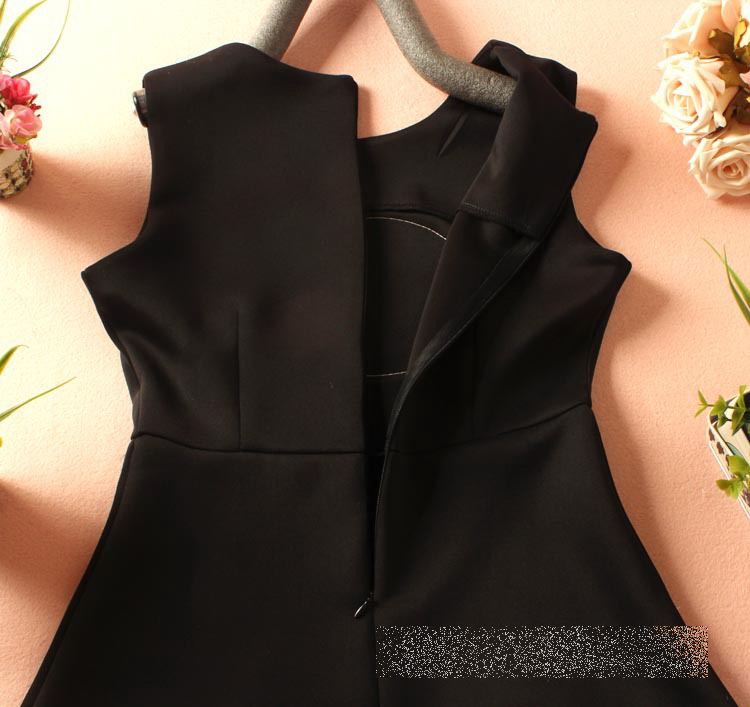 ชุดเดรสแขนกุดสีดำ ส่งฟรี ems