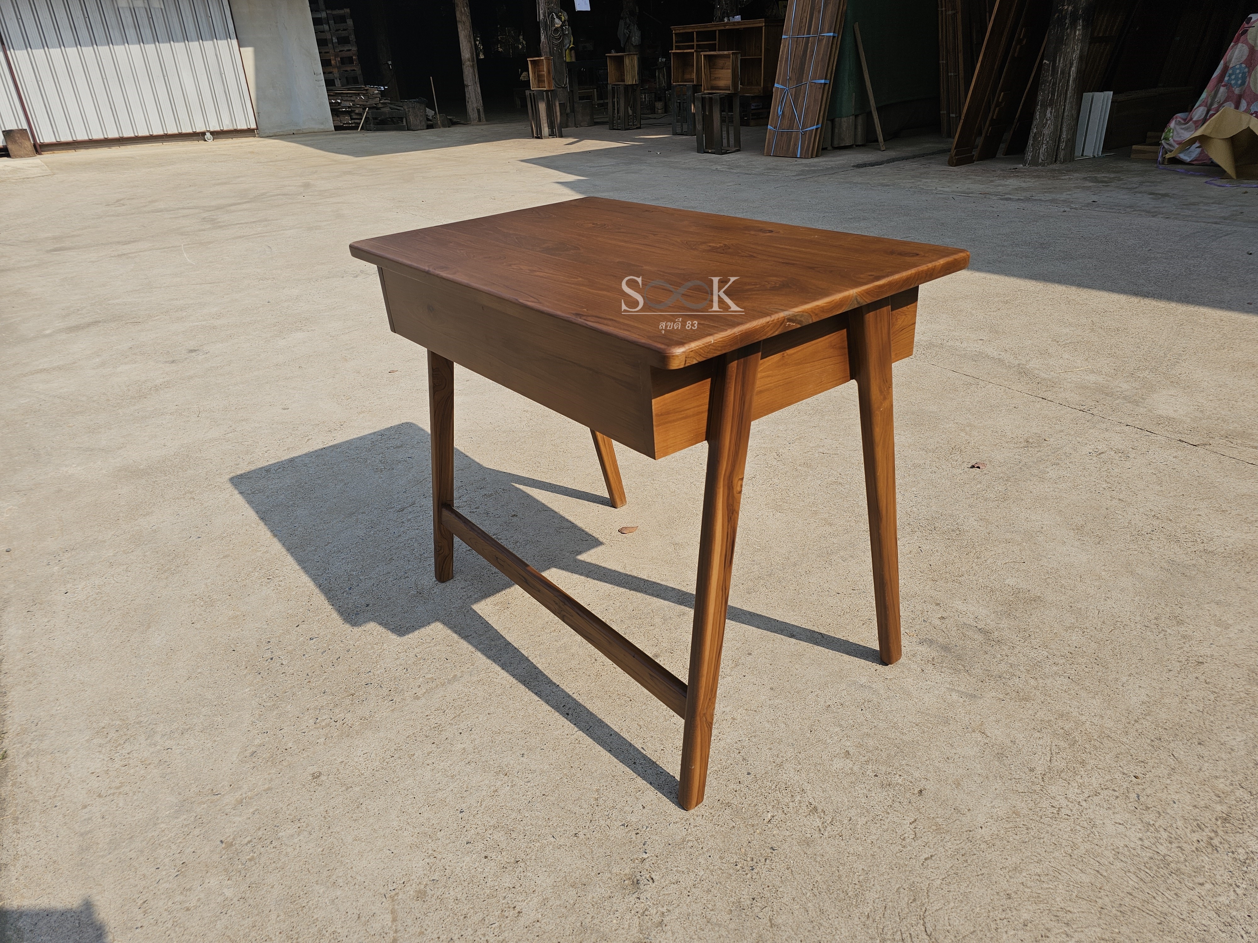 โต๊ะเขียนหนังสือมินิมอล