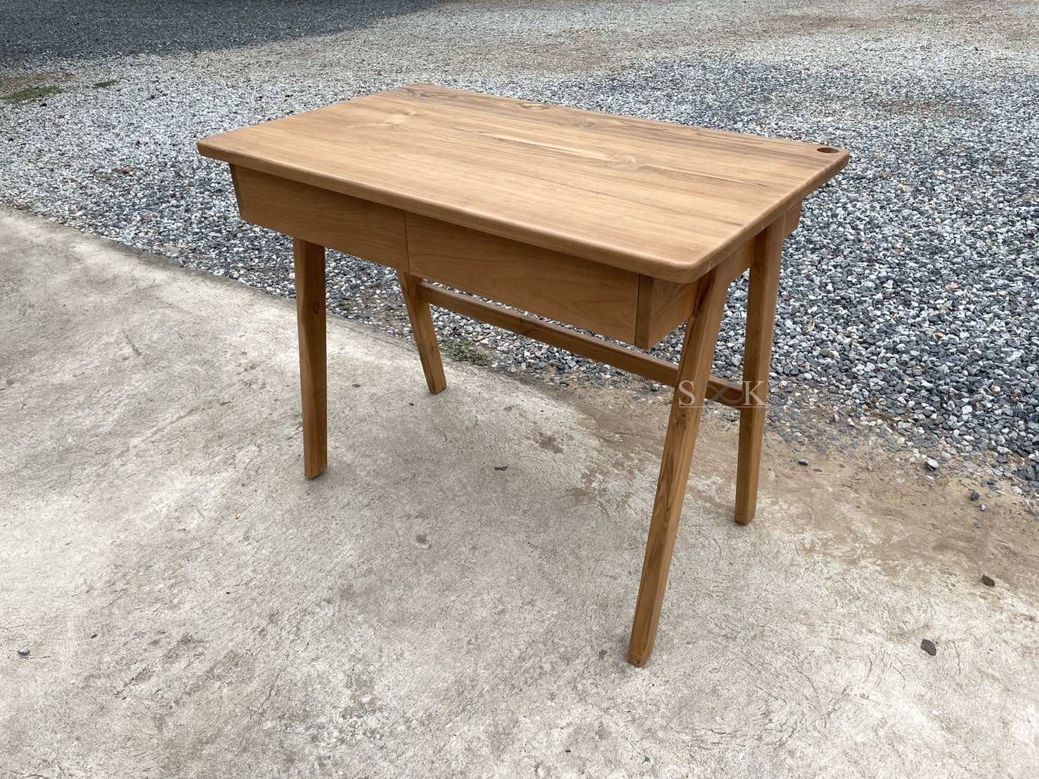 โต๊ะเขียนหนังสือมินิมอล