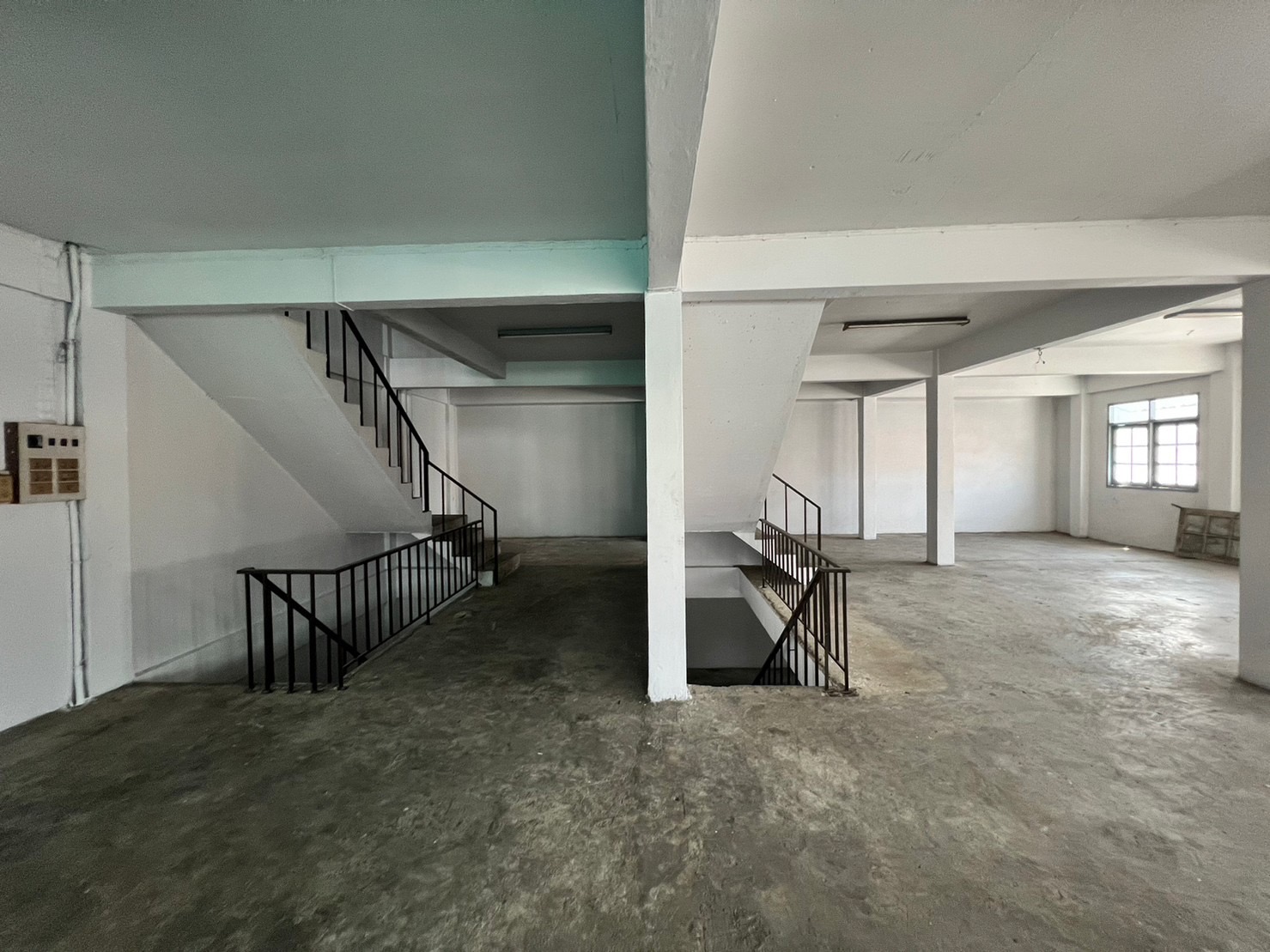 ขาย/ให้เช่า อาคารพาณิชย์ 3 คูหา 4 ชั้นครึ่ง ตั้งอยู่พระราม 3 ซอย 19