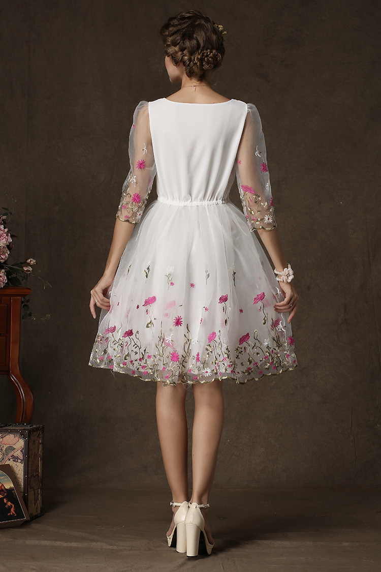 เดรสผ้าชีฟองเนื้อดีสีขาว กระโปรงเย็บซ้อนด้วยผ้าไหมแก้วสีขาวปักลายดอกไม้สีชมพู ems