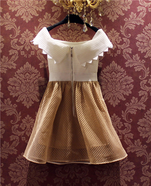 เดรสเกาะอกผ้าถัก ตัวเสื้อสีขาว เกาะอก คล้องมาที่แขน ส่งฟรี ems