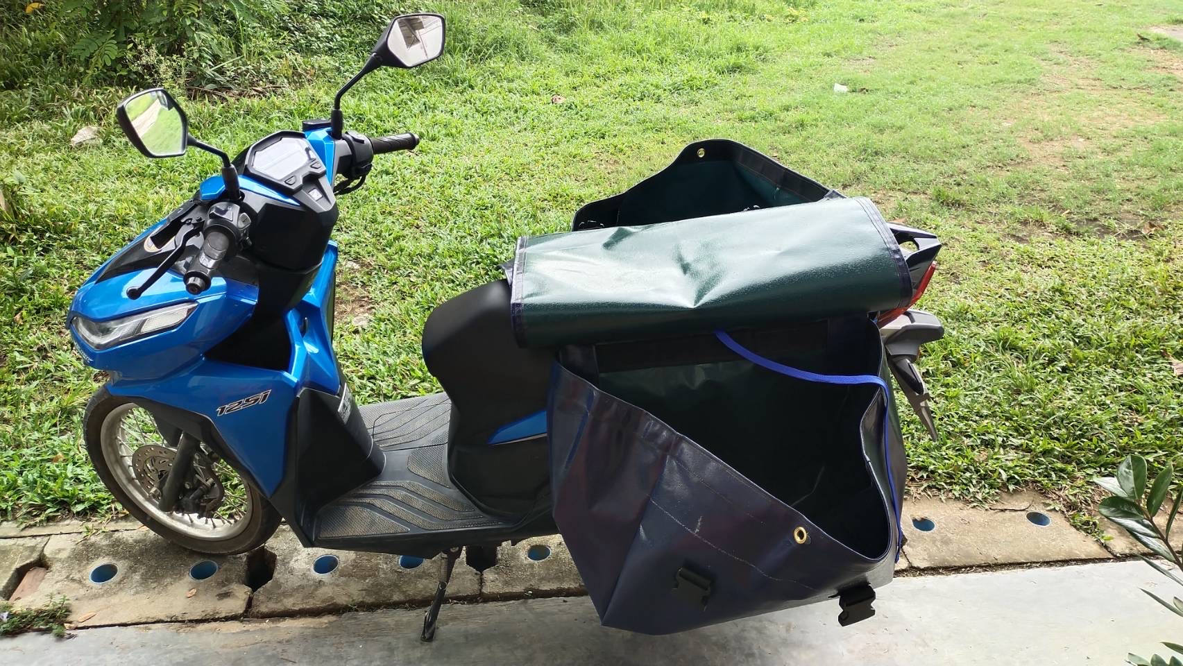 กระเป๋า ไปรษณีย์ นสพ มอเตอร์ไซค์ ขนาด XL (มีฝา) จัมโบ้ (ยาวxกว้างxสูง=55x31x39 ซม)