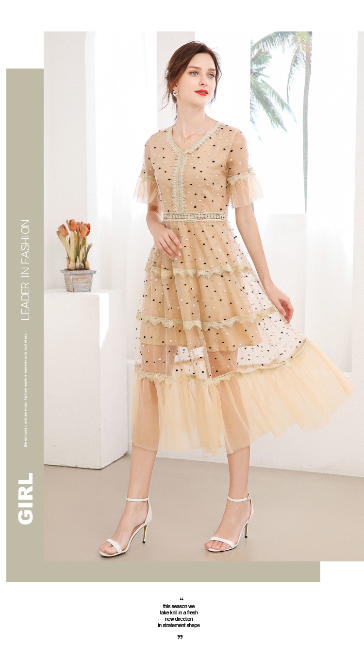 ชุดเดรสยาวสีครีม ผ้าโปร่งปักด้ายสีทอง ชมพูและสีดำลายวงรีเล็กๆๆ ส่งฟรี