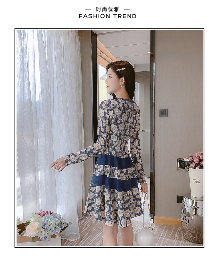 ชุดเดรสสีน้ำเงิน ผ้าลูกไม้เนื้อดี พื้นสีน้ำเงิน ทอลายดอกไม้สีครีม แขนยาว ส่งฟรี