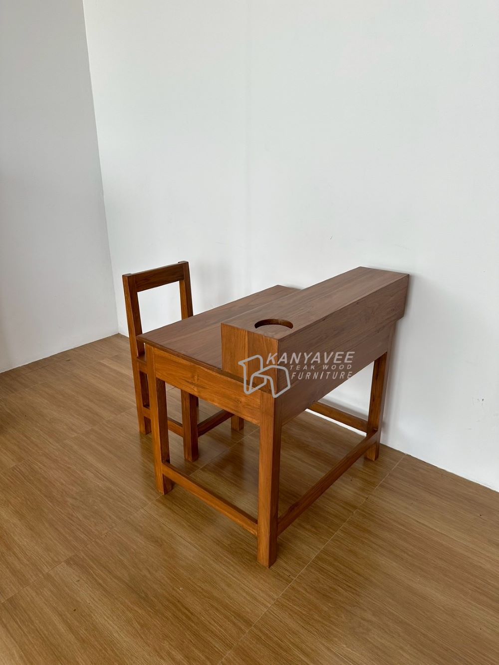 โต๊ะเขียนหนังสือเด็กไม้สัก