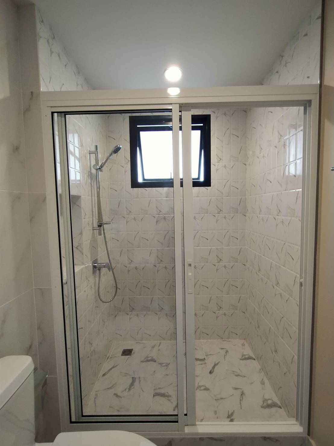 กระจกกั้นห้องอาบน้ำ