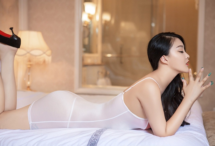 L057 ชุดเดรสกระโปรงสั้นเซ็กซี่ เดรสสั้นสายเดี่ยวเซ็กซี่เป็นผ้ายืดเนื้อบางนิ่มเนื้อผ้ามันวาวแบบเนื้อออย ตัวชุดเว้าด้านหน้ากว้างลึกโชว์เนินหน้าอกตามรูปถ่ายสินค้าจริงเลยค่ะ