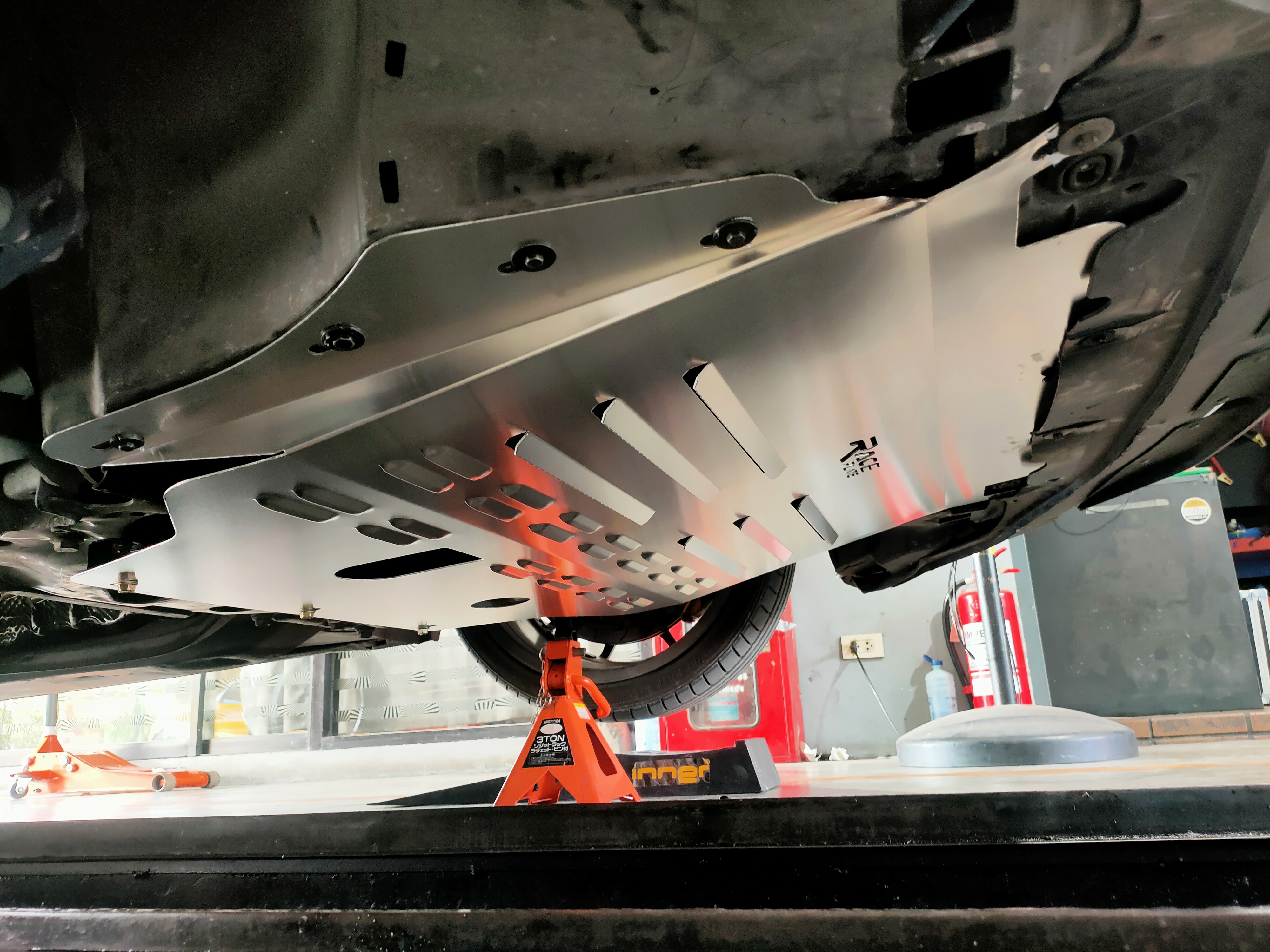 แผ่นปิดใต้ห้องเครื่องอลูมิเนียม Volkswagen Beatle C5,A5 Raceplate_Undertray