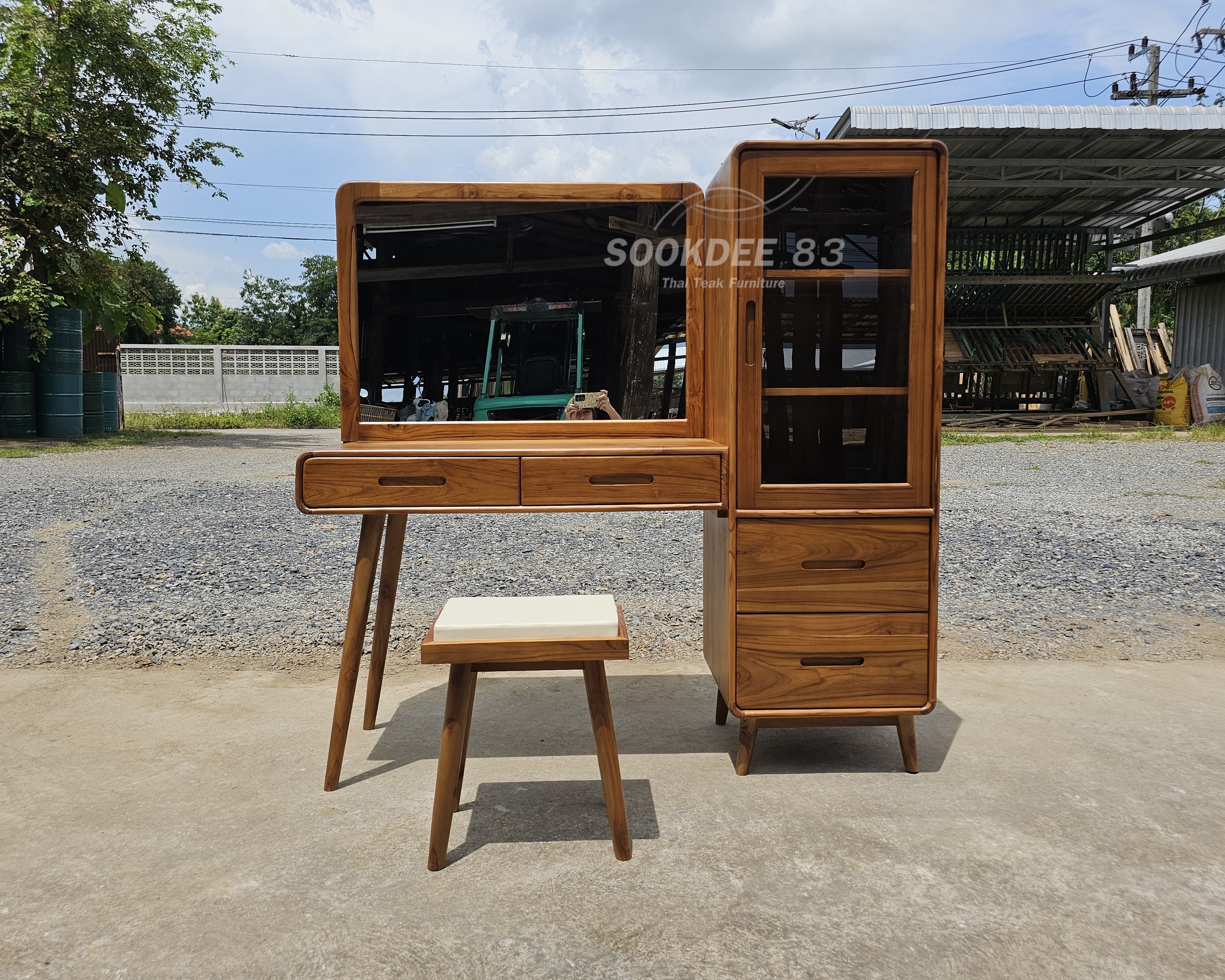 โต๊ะเครื่องแป้งมินิมอลผสมตู้กระจก