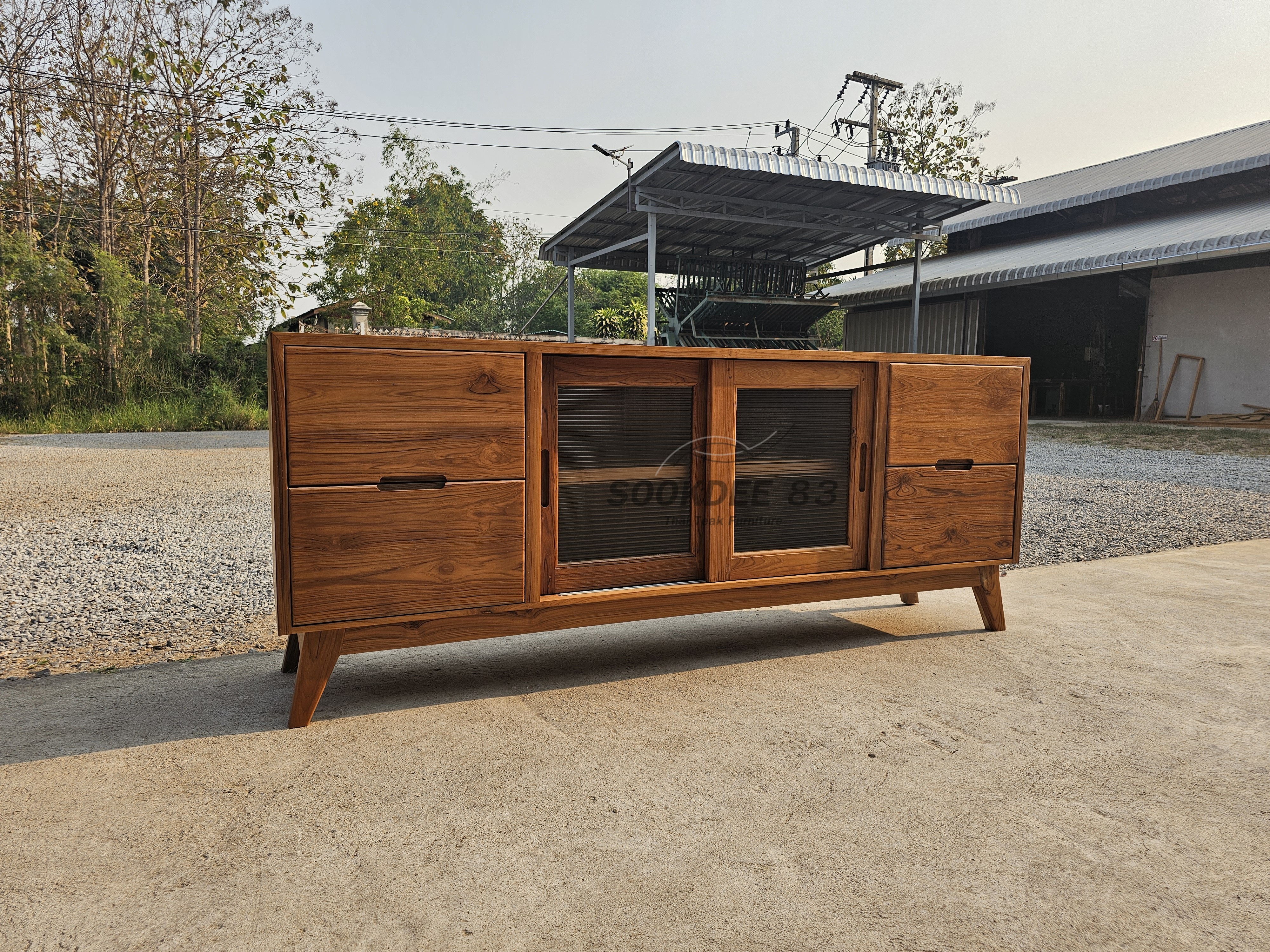 ไซด์บอร์ดวางทีวีบานกระจกลอน (สีสัก)