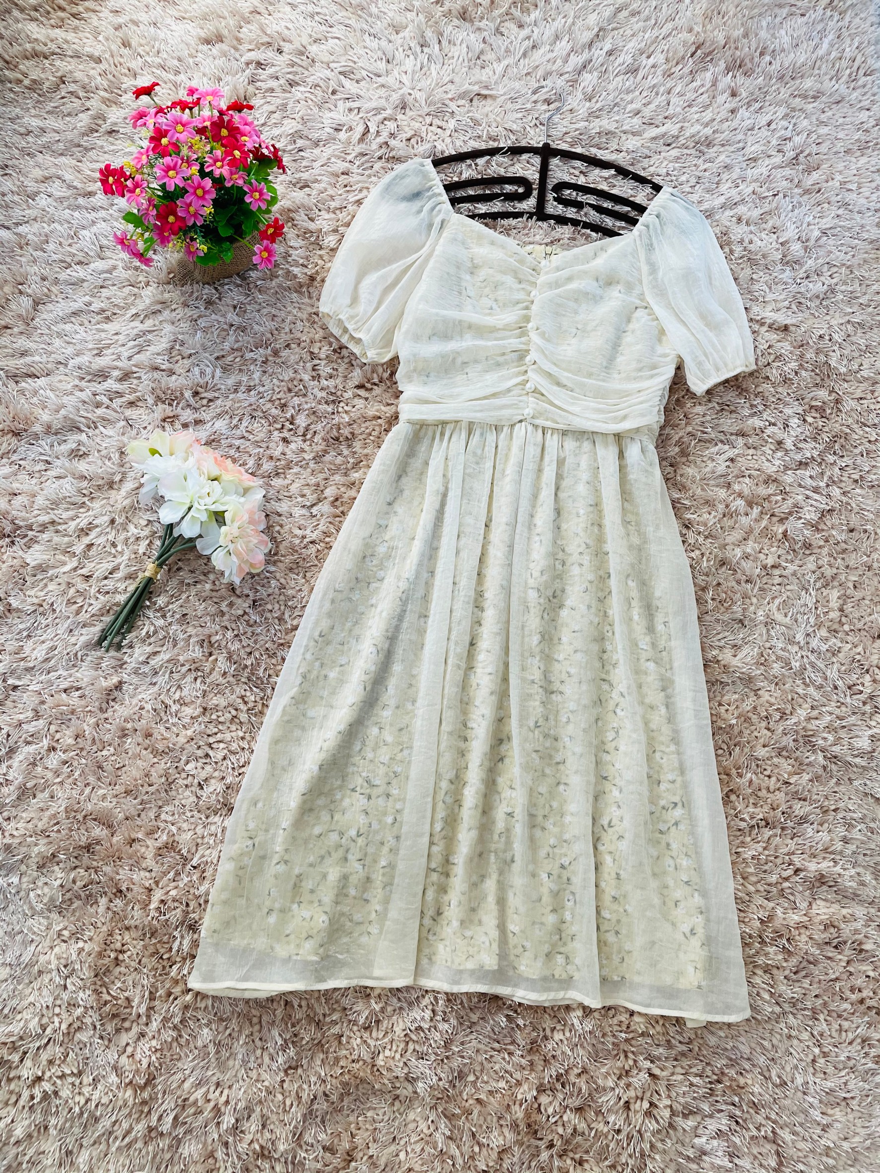 ชุดเดรสสีครีมสายหวาน ใส่เที่ยว หรือใส่ออกงานก็สวยค่ะ ส่งฟรี