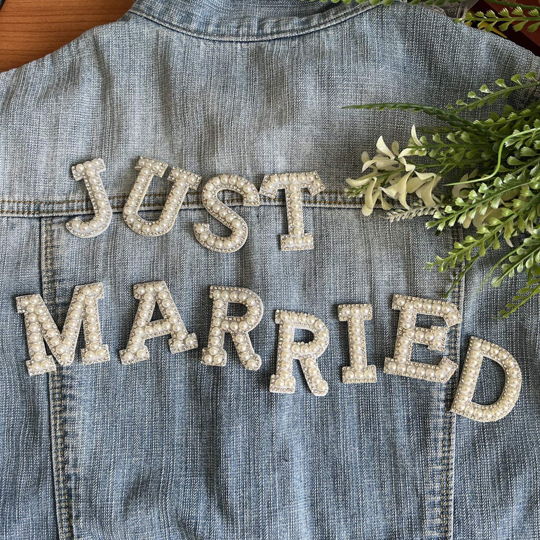 ตัวอักษร A-Z มุกขาวประดับคริสตัล แพทซ์ ติดกระเป๋า ติดหมวก ติดแจ๊กเก็ต อักษรภาษาอังกฤษ Pearl Letter Alphabet Patch