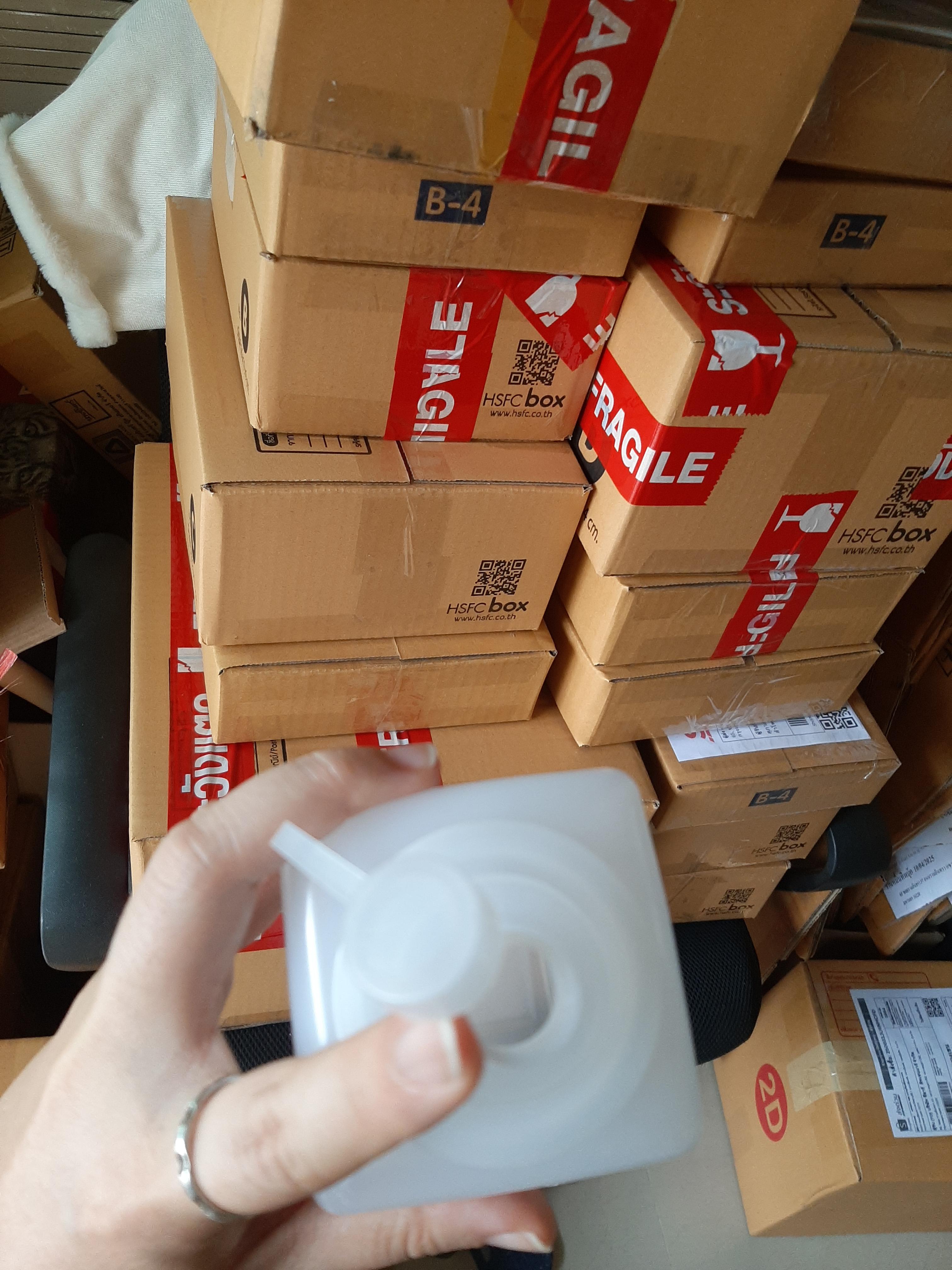 ขวดบีบซอส ทรงเหลี่ยม พร้อมจุกปิด จุกกว้าง 1.4 มม. จุ 1150 มล. มีสเกล (สูงสุด 1000 มล.)