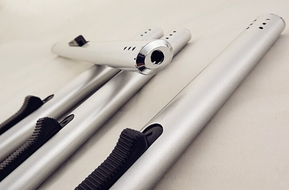 Candle Torch Lighter ไฟแช็คจุดเทียนหอม ไฟแช็คไอพ่น ไฟฟู่ หัวพ่น คุณภาพสูง ให้ไฟเสถียร สม่ำเสมอ ปรับระดับได้ วัสดุอลูมิเนียม แข็งแรง ทนทาน สีเงิน รูปทรงสวยหรู นำสมัย เติมแก๊สได้ พร้อมใช้งาน 1 ชิ้น