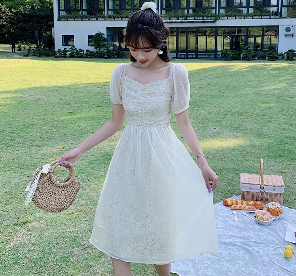 ชุดเดรสสีครีมสายหวาน ใส่เที่ยว หรือใส่ออกงานก็สวยค่ะ ส่งฟรี