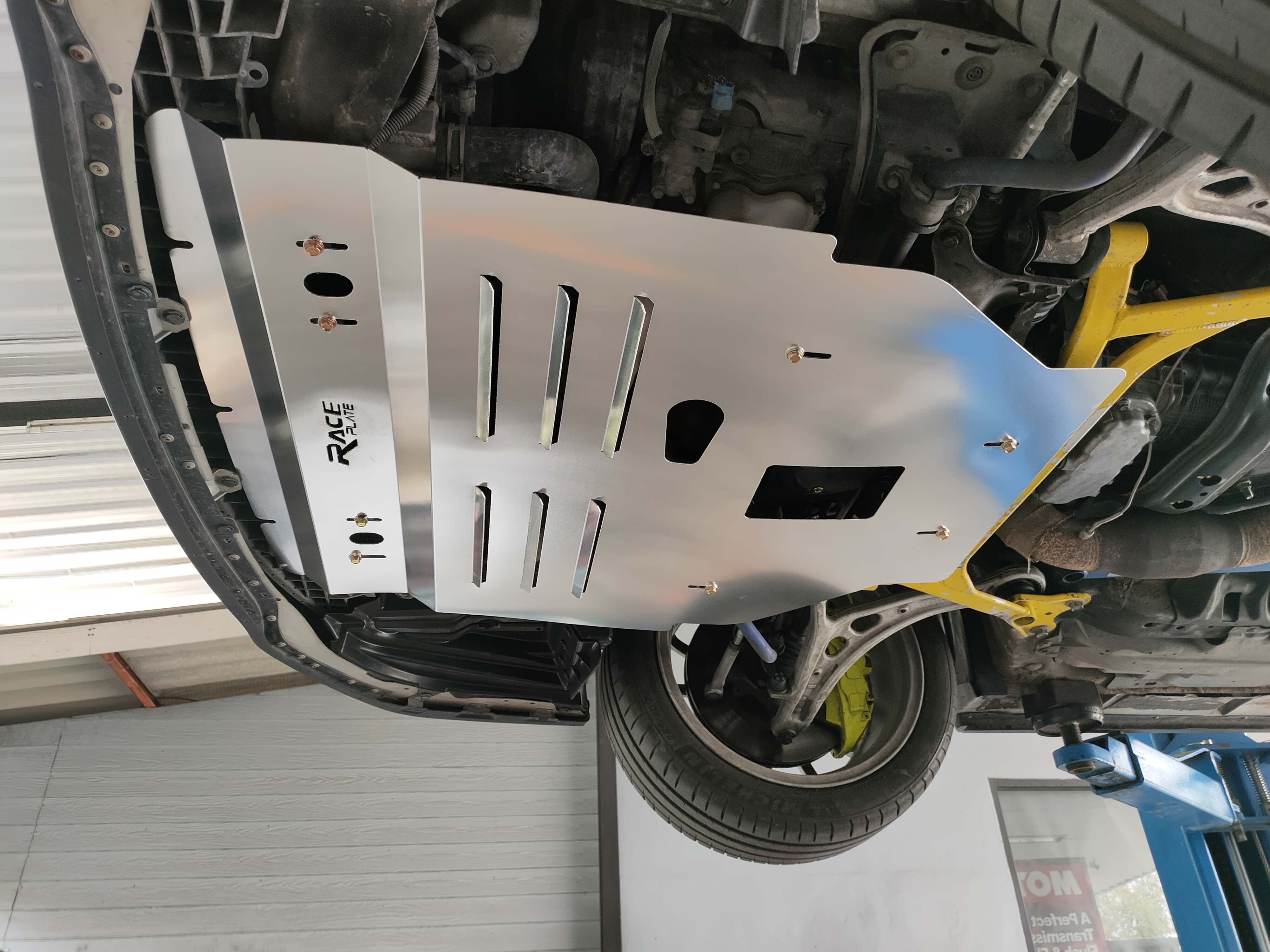 แผ่นปิดใต้ห้องเครื่องอลูมิเนียม Subaru Impreza GH แมว Raceplate_Undertray