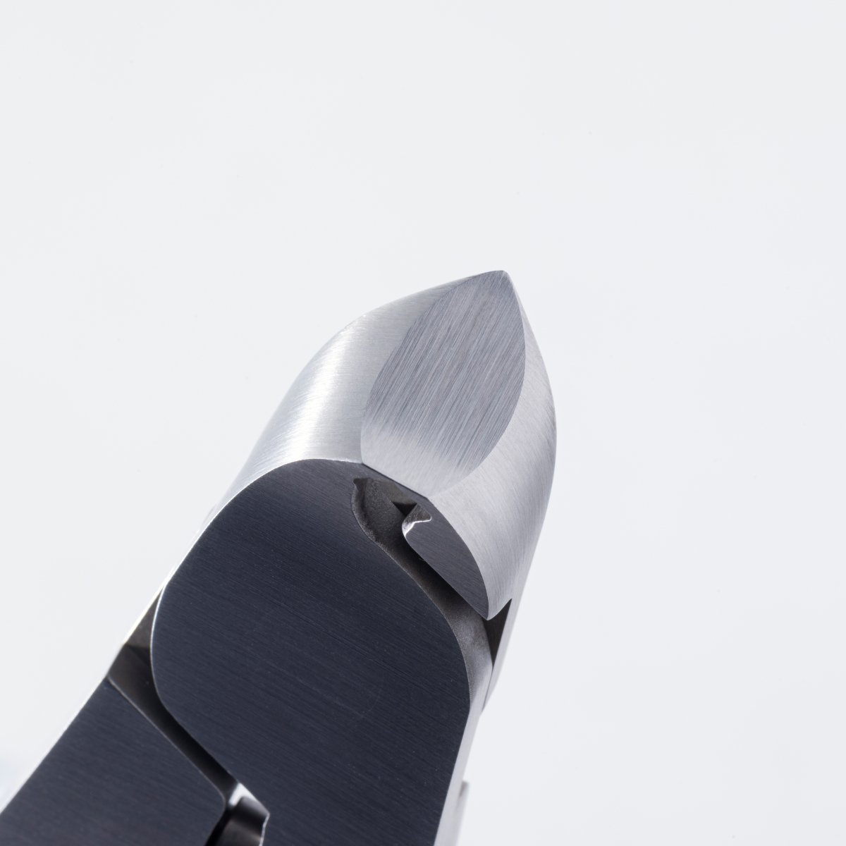 SUWADA Nail Clipper DIAMOND ออกแบบมาพิเศษ โดยเฉพาะที่ด้ามจับ ทำให้ง่ายต่อการถือ ขนาด L