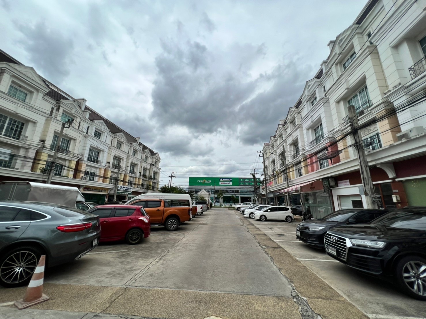 ให้เช่า โฮมออฟฟิศ สูง 4 ชั้น เพียง 31,000 บาท โครงการ Plus Park Avenue Lasalle-Srinagarindra